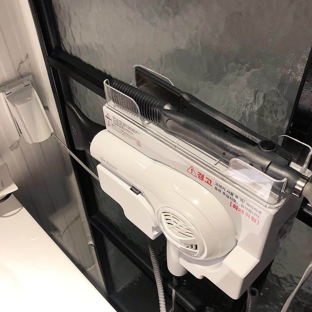 ダユンさんのインスタグラム写真 - (ダユンInstagram)「여행가고 싶어서 😳♥️ 저번에 강원도 속초 여행 갔을때 묵었던 예쁘고 깔끔한 호텔  고데기부터 안마기까지 있더라구요 센스 대박...👍🏻👍🏻 호텔 5분 거리에 해변도 있고 맛집이 수두룩해서  어디를 갈지 한참 고민했어요 행복한 고민 ღ˘◡˘ற♡.｡oO  만석닭강정 진짜 꿀맛에 봉포머구리집 물회까지  라벤더 정원은 시즌이 끝나서 너무 아쉬웠지만 😢  강원도 여행 갈 계획 있으신 분들 여기 추천드려요 !! 다음에는 더 많은 먹방 찍고 와야지 뀨 . .  #호텔파티오 #호캉스」7月26日 7時08分 - 2__yun__2