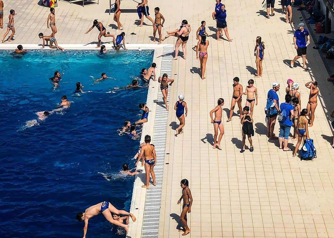 National Geographic Travelさんのインスタグラム写真 - (National Geographic TravelInstagram)「Photo by @dina_litovsky | On a steaming afternoon in Barcelona, school kids beat the heat by swimming in the city's most famous public pool, Piscina Municipal de Montjuïc. For more images follow me @dina_litovsky.」7月26日 7時01分 - natgeotravel