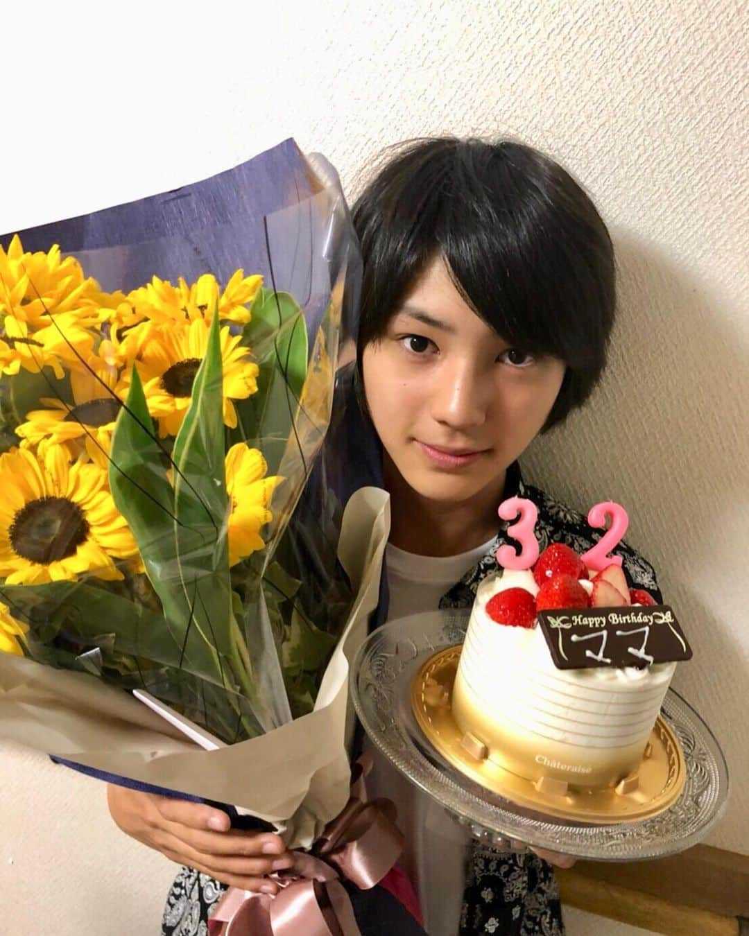 荒木飛羽さんのインスタグラム写真 - (荒木飛羽Instagram)「美玲さんもケーキの投稿でびっくりしました！美玲さん結婚記念日おめでとうございます🎊 僕の家ではお母さんの誕生日会でした！ ケーキを食べて、家族でトランプしました！ このトランプは僕の大好きな天然石の柄です！」7月26日 7時04分 - towa_araki_