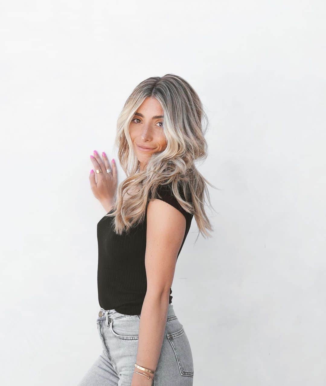 Lauren Elizabethのインスタグラム：「Really considering becoming a full time supermodel after leaving the @dphue house yesterday. They say don’t put all your eggs in one basket but this seems like a SOLID basket. Fresh blonde by @justinandersoncolor - Fresh extension by @kacey_welch - False confidence - @laurenelizabeth 🖤 *her hair is full of sarcasm & secrets!*」