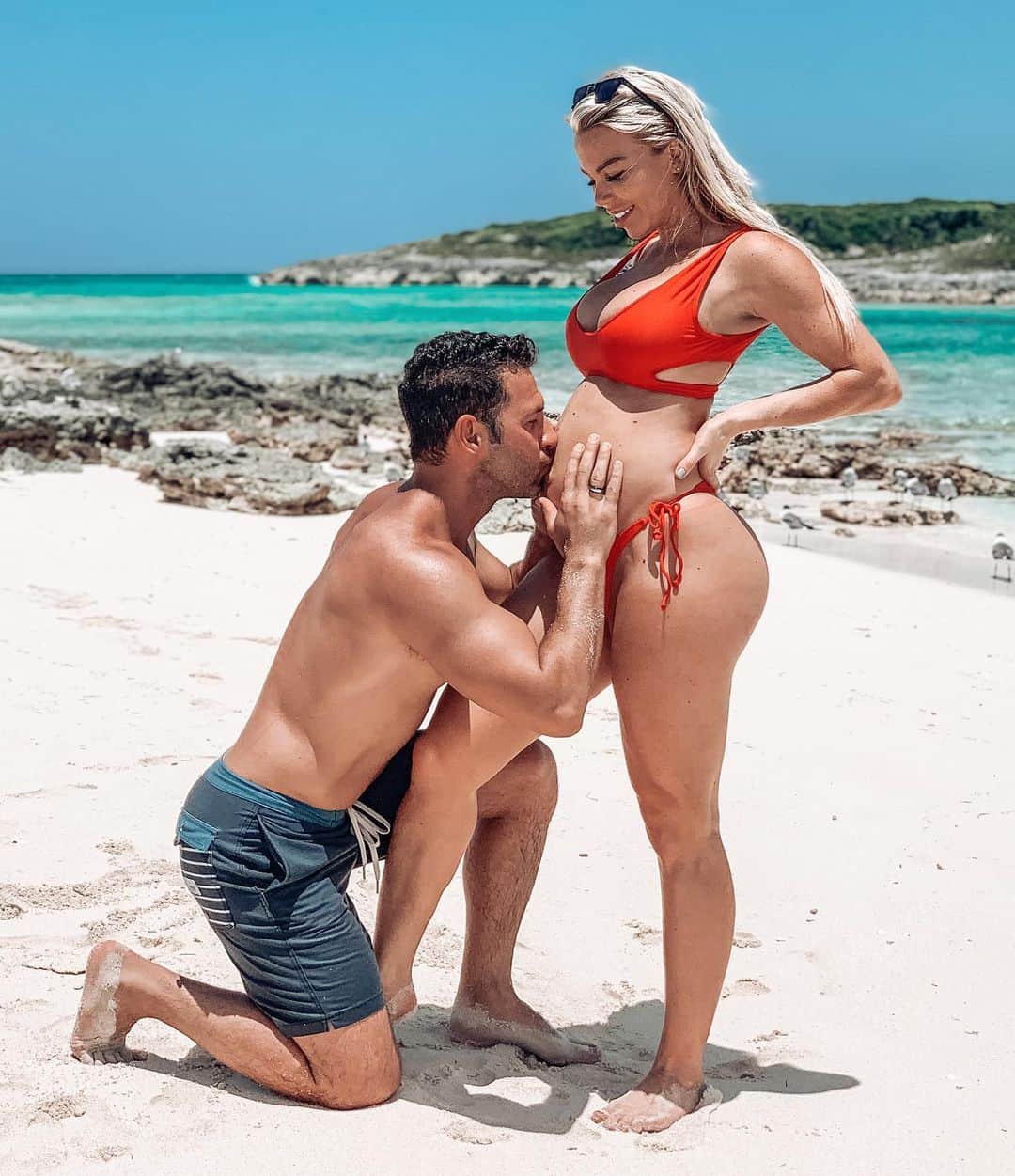 Lauren Drain Kaganさんのインスタグラム写真 - (Lauren Drain KaganInstagram)「🎉THE BIG NEWS!🎉 Yes, some of you guessed it! We're extremely excited & I’m definitely a little nervous to announce that a little Kagan Piggy/Gummy Bear is on its way come early 2020! We have been sitting on this news for 16 weeks now but feel its time to share with you all!😁 We can't wait to meet our little creation!👶🏼 My page will forever be fitness inspo related so not only will a mini me (or mini Dave @theiobot ) be here 2020 but soon after my fit mama transformation! 💪🏽」7月26日 7時12分 - laurendrainfit