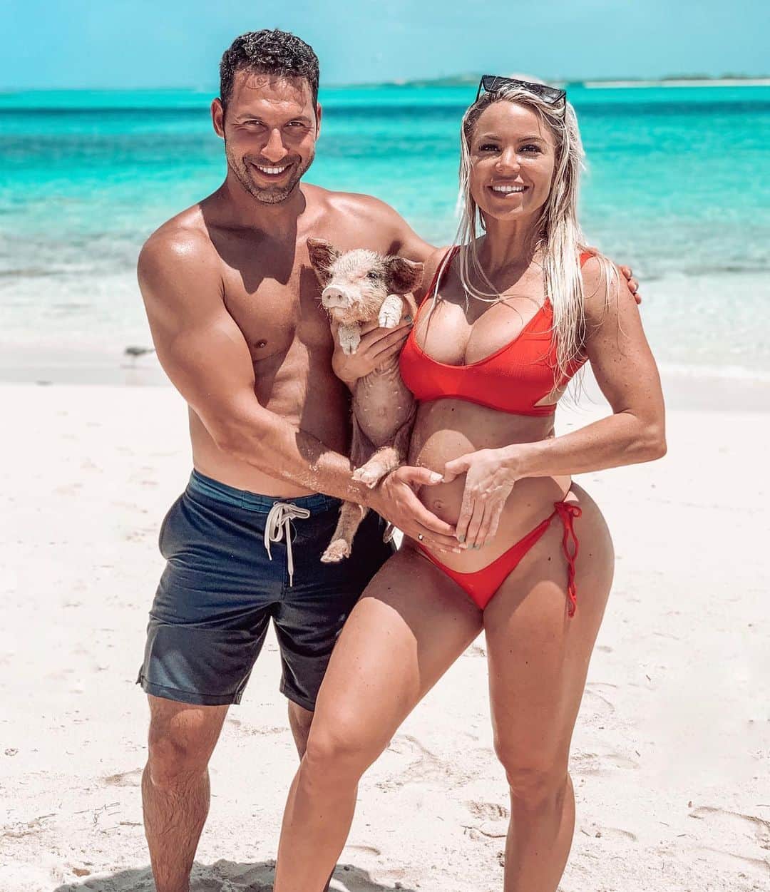 Lauren Drain Kaganさんのインスタグラム写真 - (Lauren Drain KaganInstagram)「🎉THE BIG NEWS!🎉 Yes, some of you guessed it! We're extremely excited & I’m definitely a little nervous to announce that a little Kagan Piggy/Gummy Bear is on its way come early 2020! We have been sitting on this news for 16 weeks now but feel its time to share with you all!😁 We can't wait to meet our little creation!👶🏼 My page will forever be fitness inspo related so not only will a mini me (or mini Dave @theiobot ) be here 2020 but soon after my fit mama transformation! 💪🏽」7月26日 7時12分 - laurendrainfit