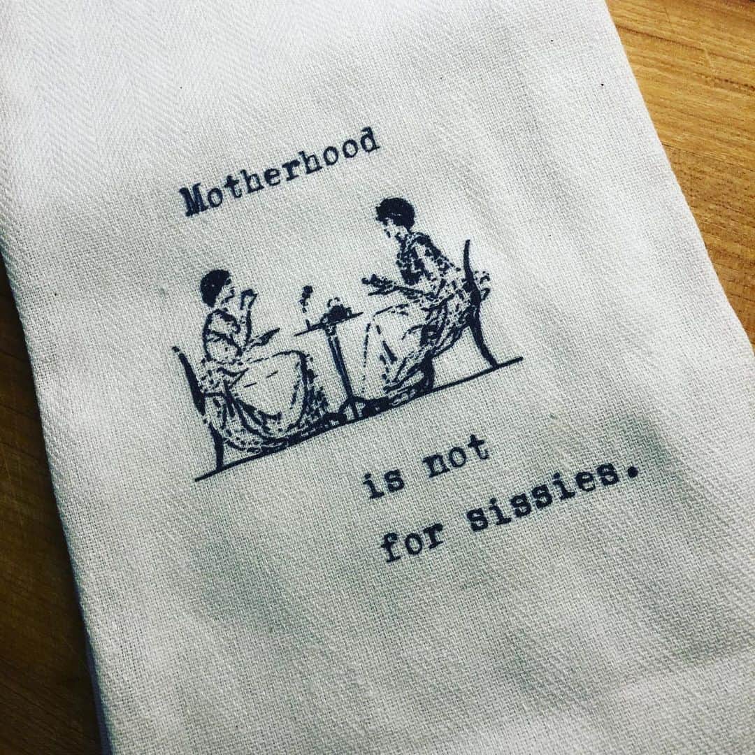 アンナ・シルクさんのインスタグラム写真 - (アンナ・シルクInstagram)「Today more than ever this tea towel from @reaganjpasternak says it all;) #motherhood #alsoiloveit」7月26日 7時12分 - anna.silk
