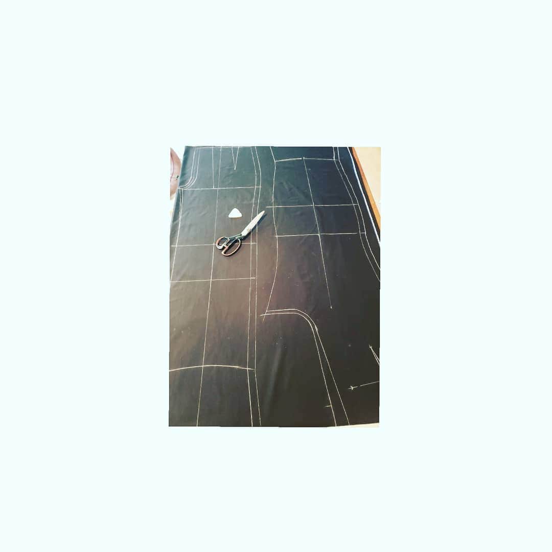 信國太志のインスタグラム：「Process no.3 Cutting fabric. #suitsformrf for @nobbyfjmt」