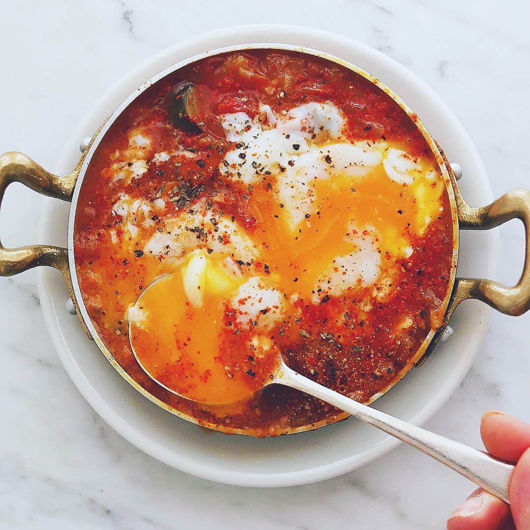 樋口正樹さんのインスタグラム写真 - (樋口正樹Instagram)「Shakshouka . 朝食にシャクシュカ。 ラタトゥイユ作った ついでの半端野菜で、 トマト、ズッキーニ、 カボチャ、パプリカ 玉ねぎ、ナスなどの 具だくさんなスープ。 スパイスを効かせて 仕上げに卵落として。 . . #shakshouka #シャクシュカ #中東料理 #朝スープ #野菜スープ#שקשוקה #Ballarini」7月26日 7時15分 - higuccini