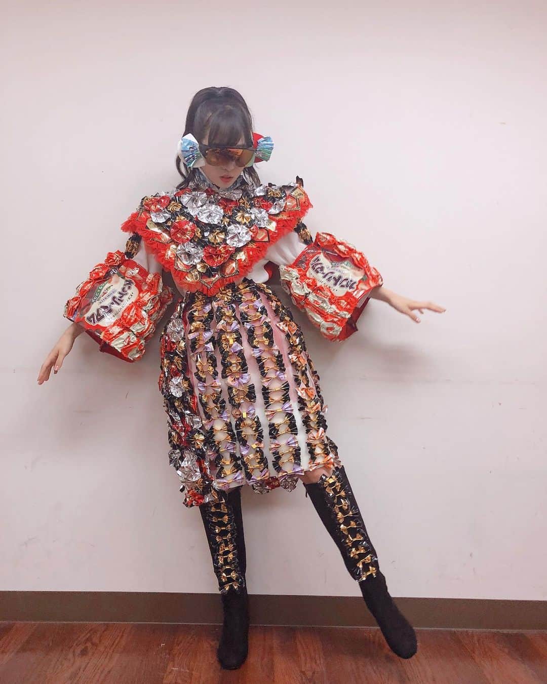 小栗有以さんのインスタグラム写真 - (小栗有以Instagram)「東京モード学園の皆さんがカントリーマアムドレスを製作してくださったので、皆さんの素敵な衣装を紹介させて頂きます👀✨ 全てのドレスを着させて頂いて… 皆さんのカントリーマアムドレスへの思いが凄く伝わってきました！！ １つ１つのドレスのタイトルとコンセプト👗  ① カントリー・ガール :カントリーマアムのパッケージに描かれている小屋から出てきた女の子をイメージしてデザインしてくださいました！  ②夢心地 夢の中で咲いた花。甘い夢の世界へと誘って行く案内人。  ③プレゼント!MA'AM for you?? カントリーマアムがプレゼントのラッピング袋に入っているイメージみたいです！  ④マアム星人！ カントリーマアムを食べてマアム星人に変身した小栗さんが、宇宙へ行き、マアム星人として地球を守る。  #カントリーマアム  #カントリーマアム35th誕生祭 #ドレス #東京モード学園 #かわいい」7月26日 7時25分 - yuioguri_1226