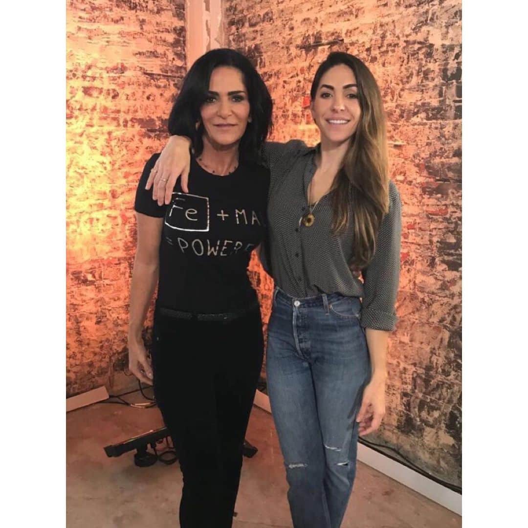 ナタリア・コルドバ・バックリーのインスタグラム：「Los pasados y más recientes ataques que ha recibido Lydia Cacho, han sido orquestados para debilitar su lucha.  Hace más de diez años Lydia,  periodista y activista denunció con valentía, el infierno creado por pederastas, hombres de gran poder político y empresarial, quiénes convirtieron a niñas y niños en objetos sexuales.  Lydia evidenció las redes de protección política y económica que aún persisten en el México de la corrupción.  Por tomar esta valiente posición, Lydia Cacho ha sido perseguida, presa política, víctima de tortura y campañas de desprestigio.  Cuando hablamos en América Latina del periodismo independiente y la libertad de expresión, el trabajo de investigación y la fibra ética de Lydia Cacho es un referente sin igual.  Gracias Lydia por tu compromiso con la verdad, aún con la persecución de grupos políticos, empresariales y criminales.  Ahora nos corresponde a NOSOTROS exigir justicia y luchar junto a ella por el fin de este infierno llamado impunidad.  Estoy contigo @lydiacacho ... Gracias por ser reflejo puro de lo que es ser realmente una guerrera.  Te admiro y te quiero.」