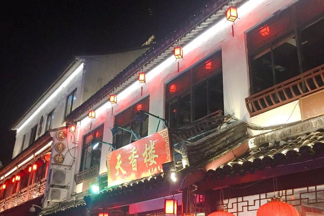 野中藍さんのインスタグラム写真 - (野中藍Instagram)「** 上海ロケの続きです✈️ ロケ後に羽中社長に連れて行っていただいたレストランの近くです✨ 中国に来てる実感がわきました☺️✨ ・ ・ ☆1枚目の写真は©️英美里ちゃんです。たくさん素敵な写真を撮ってくれて… どれをアップしようか迷います☺️ ・ ・ #ドールズフロントライン #dollsfrontline #上海 #上海ロケ #こんなしっとりした写真なかなかないから少し恥ずかしいです🙈」7月26日 18時21分 - ai_nonaka