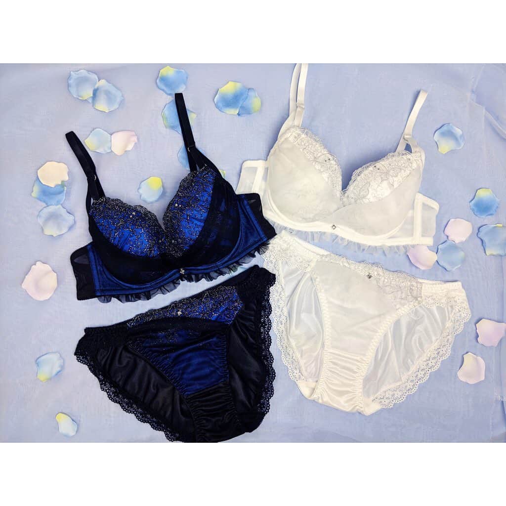 アベイルオフィシャルさんのインスタグラム写真 アベイルオフィシャルinstagram Sureve Lingerieに人気のバタフライ刺繍デザインが再登場 キラキラのラメ糸にラインストーンがついた豪華なデザイン カシュクール風にレイヤードされたハーフの生地がお洒落 ｌ字