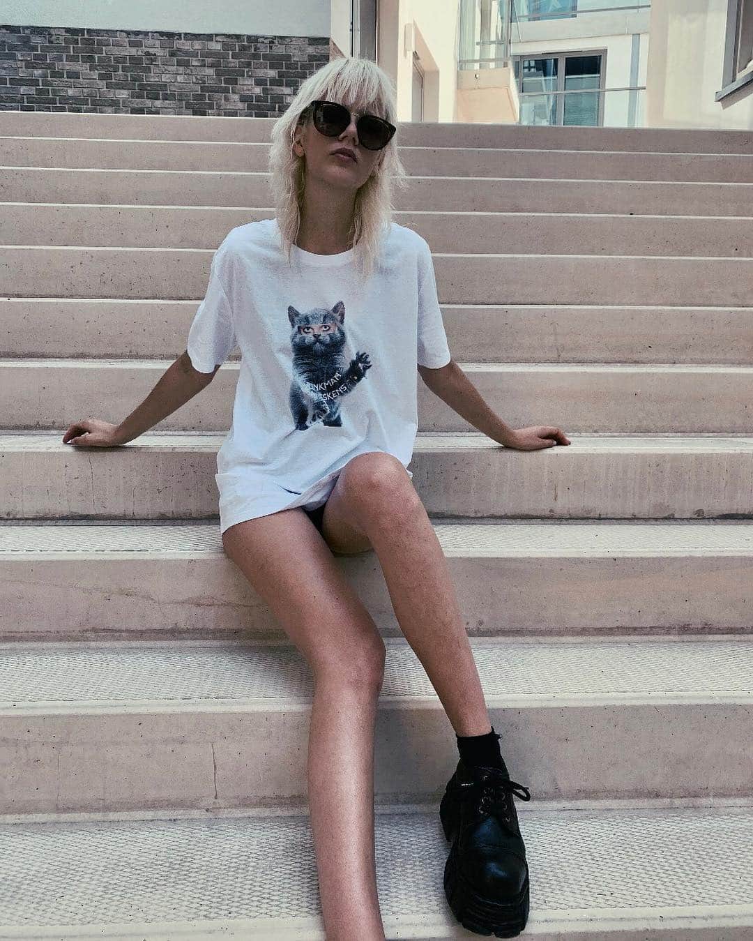マリヤン・ジョンクマンのインスタグラム：「Hi there!!! In case you need a new tshirt, I have great news for you, because @jenneskens & I are selling tshirts!!! And not just for fun, no, the profit goes to @soskinderdorpen @sos_childrens_villages ❤️ Shirts are available in M - L - XL, €45 euros a shirt, exclusive shipping costs. Interested? DM me!」
