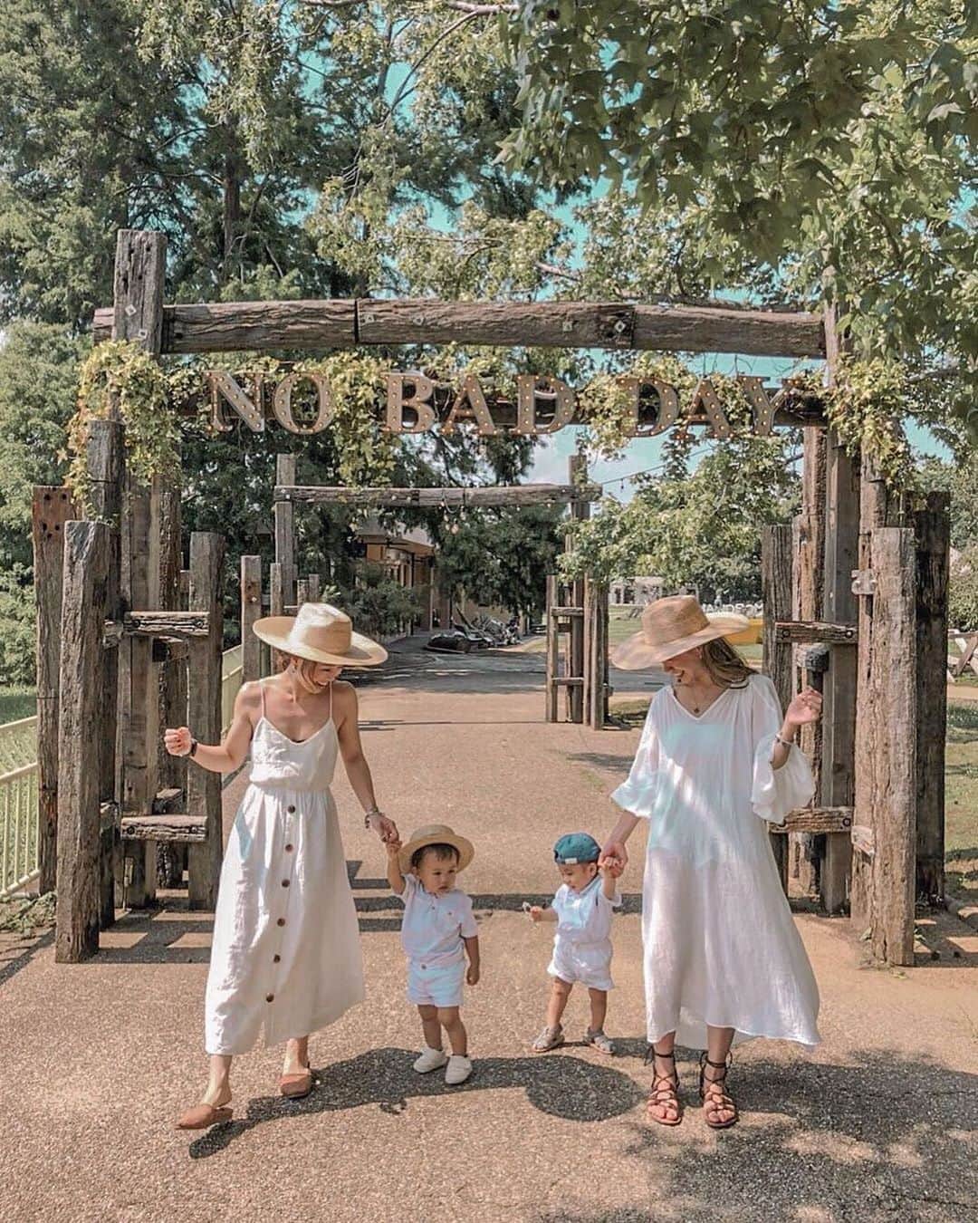 タビジョのインスタグラム：「こんばんは😊 お子さまと旅やお出かけを楽しんでいるお写真は 「#タビジョ」とあわせて 「#ママタビジョ」でお待ちしてます！ 本日はこちら💕 ＊＊＊＊＊＊ 📸@_ciel._yui_ さん 🚩大阪府 「Handsome Bot Garden In 長居植物園」 🌳 N O B A D D A Y 🌳 .  みんな行ってて気になってたカフェ🌿 雨続きで行けなくてやっと行けた♪ w / @muuuyan59 ao 👶🏼 . どこもかしこも可愛いくて ずっと😍← こんなかんじ . 大自然に囲まれて子供らも のびのび、 走ったり遊んでもらったり🤗 🐢や🐟も居たよ〜!! . ママたちもリフレッシュ✨✨ ＊＊＊＊＊＊ リンクコーデとてもかわいいですね👯‍♀️ お子様も一緒で楽しそうです😊 ＊＊＊＊ #タビジョ #タビジョと繋がりたい」