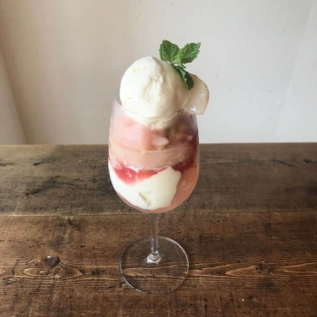 のインスタグラム：「【菜花（なばな）】 本日もご来店ありがとうございました。土日限定で桃のパフェが登場します。旬の味をたっぷり楽しめるのはもちろん、ジャスミンのパンナコッタや、甘酸っぱいすももソースなど、桃と相性ぴったりの組み合わせもお楽しみいただけます。桃のショートケーキ、レアチーズもご用意しております。 ※数に限りがございますので売り切れの際はご了承ください。 . 2019.7.26 . #手紙社#手紙舎#菜花#サマーピーチフェア#ピーチ#桃」