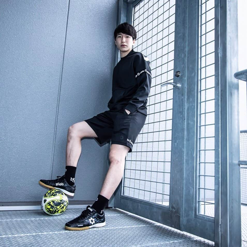 sfidaさんのインスタグラム写真 - (sfidaInstagram)「. 【sfida style feat. Shuto Niwa】 . 📸@turu14e . sfida新契約選手、丹羽選手のおすすめコーディネートをご紹介!! . ✔︎スウェットプルオーバージャケット SA-19S21 ✔︎スウェットハーフパンツ  SA-19S25 ✔︎ショートソックス05  OSF-SO25 . 丹羽選手よりコメントもいただきました📝 . 💭 デザイン・シルエットのバリエーションが豊富で心が躍る！着心地も抜群でどんなシチュエーションでもsfidaが離せません！ sfidaと共に送るフットボールライフ、相手にチャレンジし続ける攻撃的スタイルに注目してください！ たくさんの人にワクワクを届けます！！ . 次節は7月28日 AWAY #エスポラーダ北海道 戦！ 丹羽選手の2試合連続ゴールに期待です✨ . 着用商品の詳細は写真をタップ👉 . #丹羽脩人 #shutoniwa #sfida #スフィーダ  #sfidastyle #soccer #サッカー #football #フットボール #forthechallenger #Fリーグ #fleague #フウガドールすみだ #fugadorsumida #fugatokyo #cordinate #footballlife #footballer #footballstyle #19SS #springsummer19」7月26日 18時17分 - sfidasports