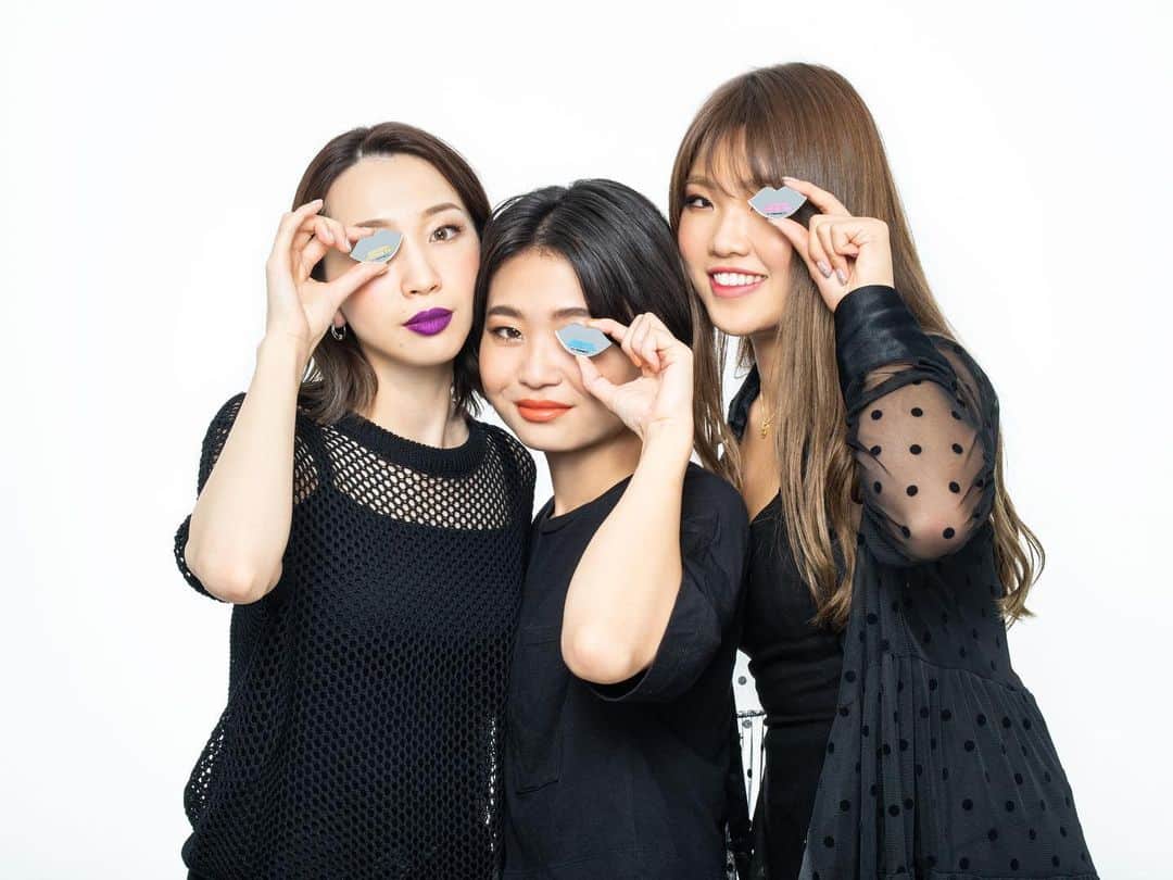 M∙A∙C Cosmetics Japanのインスタグラム：「【いよいよ明日スタート！】今週末7月27日(土)～29日(月)の3日間、全国のM・A・Cコーナーで対象のリップスティックを1本購入していただいたお客さまに、リップミラーをプレゼント🎁 ⠀ 3日間、毎日違うデザインのミラーをお渡しします！一年に一度の機会をお見逃しなく✨ ⠀ [対象リップスティック] リップスティック パウダー キス リップスティック レトロマット リキッド リップカラー デンダートーク リップ バーム プレンティ オブ パウト プランピング リップスティック ⠀ *各日ミラーは無くなり次第終了です *お1人様1会計につき1回までです *MINI M･A･Cは対象外です ⠀ ⠀ #ナショナルリップスティックデー ⠀ MODEL: 左から順に M·A·C ARTIST RISA NAKANO @mac.artist_7532 M·A·C ARTIST MINA SASAMORI @i.mac_artist M·A·C ARTIST YUKA YOSHIDA @mac_umeda_h PHOTO: @takaki_iwata ⠀ ⠀ ⠀ ⠀ ⠀ #MACCosmeticsJapan #MACコスメ #MACCosmetics #MAC #コスメ #メイク #リップ #口紅 #リップスティック #リップメイク #MACリップ」