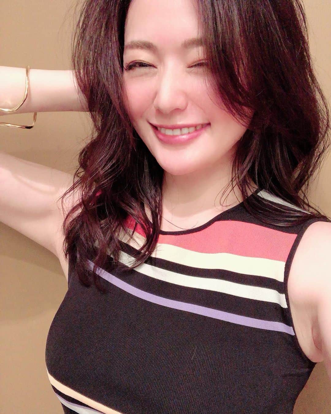 のインスタグラム：「TLの独身女友達がみんな夏の映えを謳歌していて心の中の❤️を1万回ぐらいタップ そんな私は7ヵ月ぶりに髪を切りました MARIS 黒瀬さんまじジーニアス👍 おかげで少しあがりました😊  あーシングルのみんなーーー！！ オラに夏のキラキラをわけてくれー！たのむ！」