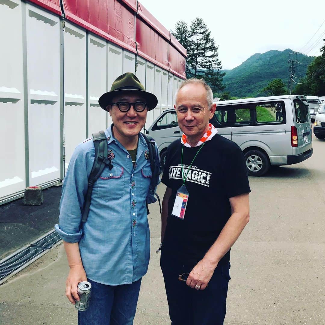 のインスタグラム：「フジロック、バックステージでピーター・バラカンさんとばったり🎶 ほかにも、優河さん、チャボさん、クリス・ペプラーさんとも‼︎ なんつったって、加山雄三さんのステージが圧巻‼︎でした🎶 もちろん、我ら森野山川バンドも、盛り上がりました〜^ ^」