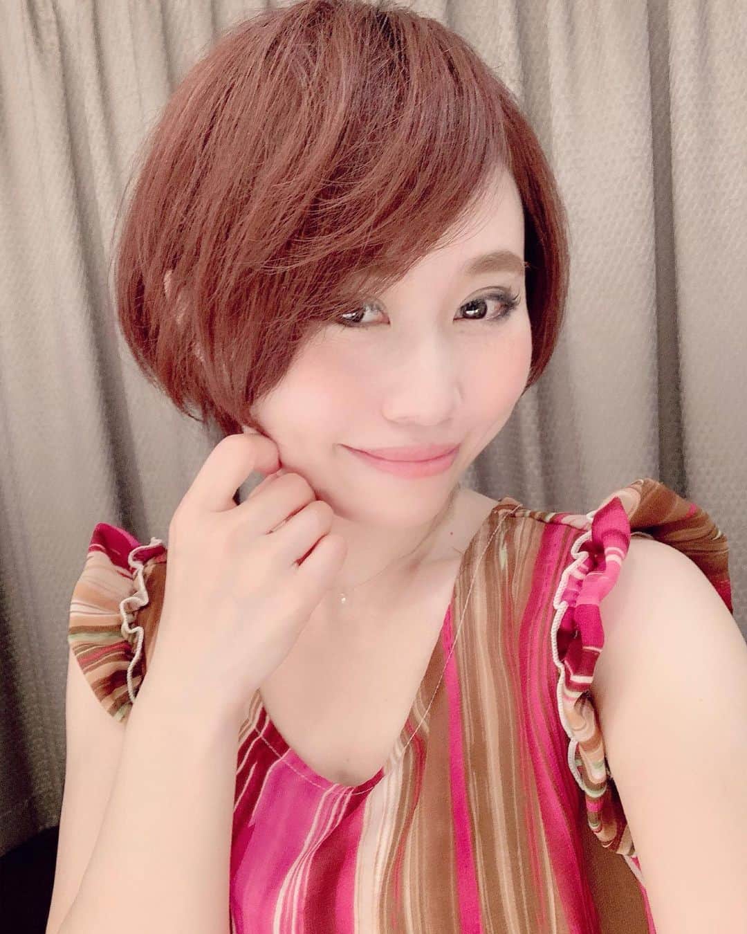 Karinのインスタグラム：「2019年8月LIVE情報🎵  皆さんはどんな夏を過ごすのかな❓良かったら一緒に楽しみましょう☺️お待ちしてます✨ ・ 〜JAZZ&POPS LIVE〜 2019/8/23(金)1st:20:00〜 2nd:21:20〜 3rd 22:30〜 銀座BARBRA https://ginza-barbra.com ・ #銀座 #BARBRA #JAZZ #BAR #シンガー #シンガーソングライター #音楽 #音楽好きな人と繋がりたい  #ライブ #写真 #live #photo #music #ilovemusic #musicgram #karin #singer #singersongwriter」