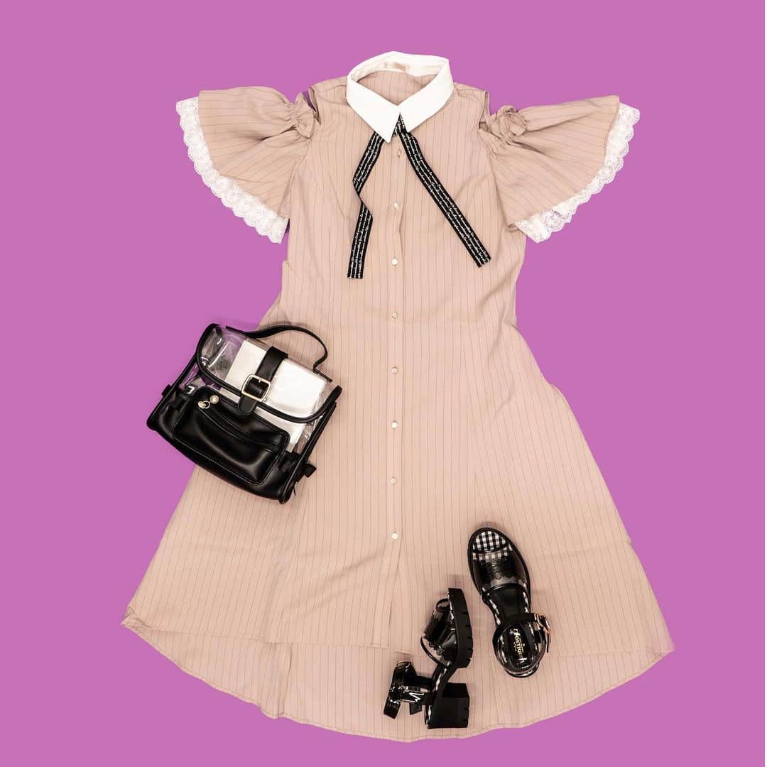 のインスタグラム：「﻿ ﻿ axes femmeのリボン肩開きワンピが超優秀👗💓﻿ 肩部分があいてるワンピで、肌見せしつつ気になる二の腕をフリルがカバーしてくれる﻿ よ🐻💖﻿ ﻿ 上半身がすっきりしたシルエットで華奢見えバッチリ👌❣﻿ ﻿ トレンドのクリアバッグをあわせて#ガーリー#サマーコーデ の完成☀🍉﻿ ﻿ ﻿ ＊メッセージリボン肩開きワンピ　¥6,900+tax﻿ ＊PVCミニリュック　¥6,900+tax﻿ ＊PVCXエナメルサンダル　¥6,900+tax﻿ ﻿ ﻿ ﻿ ------------------------﻿ axes femme﻿ 新宿ミロード　4F﻿ 11:00～21:00﻿ 03-3349-5670﻿ ------------------------﻿ ﻿ #アクシーズ#axes#リボン#ワンピ#ワンピース#ガーリーコーデ#ガーリーファッション#可愛いものが好き#可愛い#クリアバッグ#クリア素材#トレンドファッション#トレンドアイテム#オフショル#リュックコーデ#リボンコーデ#トレンドコーデ#デートコーデ#デート#モテファッション#オフショルダー#フリル#新宿ミロード#新宿#shinjuku#shinjukustation#tokyoshopping」