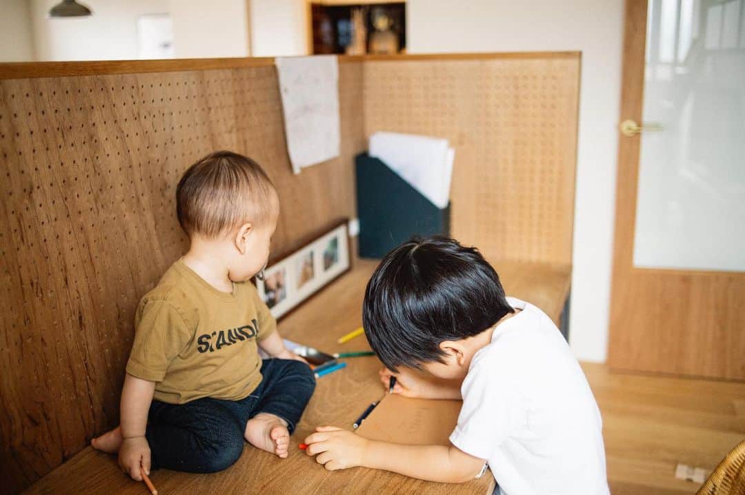 花盛友里のインスタグラム：「勉強机で漢字の勉強。 なぜひらがなじゃなくて漢字が書きたいのかしら？ とにかくせっせと色々書き写しております。 そして次男に邪魔されてしょっちゅう喧嘩になーるー！」