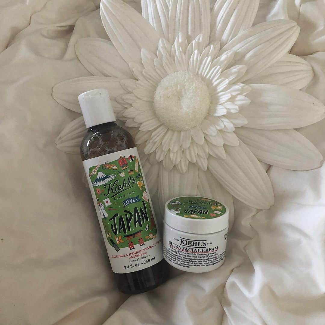 のインスタグラム：「. Kiehl’s loves JAPAN 限定エディション 本日〜発売🗼🗻⛩ .  カレンデュラの花びらが入った ハーバルトナー 化粧水  最強保湿クリーム キールズクリームUFC .  今日化粧する前につけてみたんだけど ハリが出て化粧ノリも良かったよ。 これから毎日使うの楽しみ  #kiehls #キールズ  #KiehlsLovesJapan #キールズラブズジャパン  #キールズスキンケア」