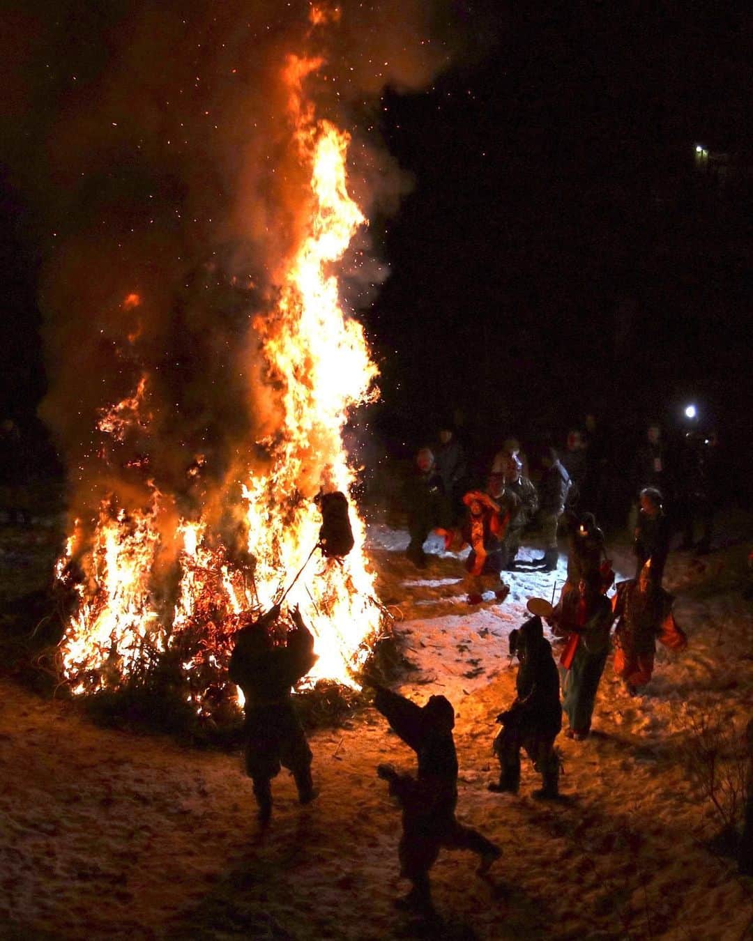 Satoyama推進コンソーシアムさんのインスタグラム写真 - (Satoyama推進コンソーシアムInstagram)「炎と踊る。⁠⠀ 影場所：群馬県中之条町入山⁠⠀ 入山地区の住民が七福神に扮し、家々を回った後に「どんと焼き」の炎に集う、この地ならではの小正月が「おんべいや」です。周りを山々に囲まれた真っ暗な集落の中で大きな炎が舞い上がり、住民や七福神が歓声をあげる。いつまでも残したい里山の文化です。⁠⠀ ※Satoyamaフォトコンテスト2019代理投稿作品⠀⁠⠀ ⠀⁠⠀ #jtsatoyama2019⁠⠀ #フォトコンテスト⁠⠀ #フォトコン⠀⁠⠀ #写真⠀⁠⠀ #カメラ⠀⁠⠀ #里山⠀⁠⠀ #里海⠀⁠⠀ #風景⠀⁠⠀ #風景写真⠀⁠⠀ #日本の絶景⠀⁠⠀ #日本の美しい風景⠀⁠⠀ #田舎⠀⁠⠀ #田舎暮らし⠀⁠⠀ #photo⠀⁠⠀ #satoyama⠀⁠⠀ #satoumi⠀⁠⠀ #japan⠀⁠⠀ #landscape⠀⁠⠀ #japan_visit⠀⁠⠀ #Lovers_Nippon⠀⁠⠀ #daily_photo_jpn⠀⁠⠀ #naturephotography⁠⠀ #祭り⁠⠀ #七福神⁠⠀ #どんと焼き⁠⠀ #おせんべいや⁠⠀ #残したい文化」7月26日 17時03分 - jt.satoyama_consortium