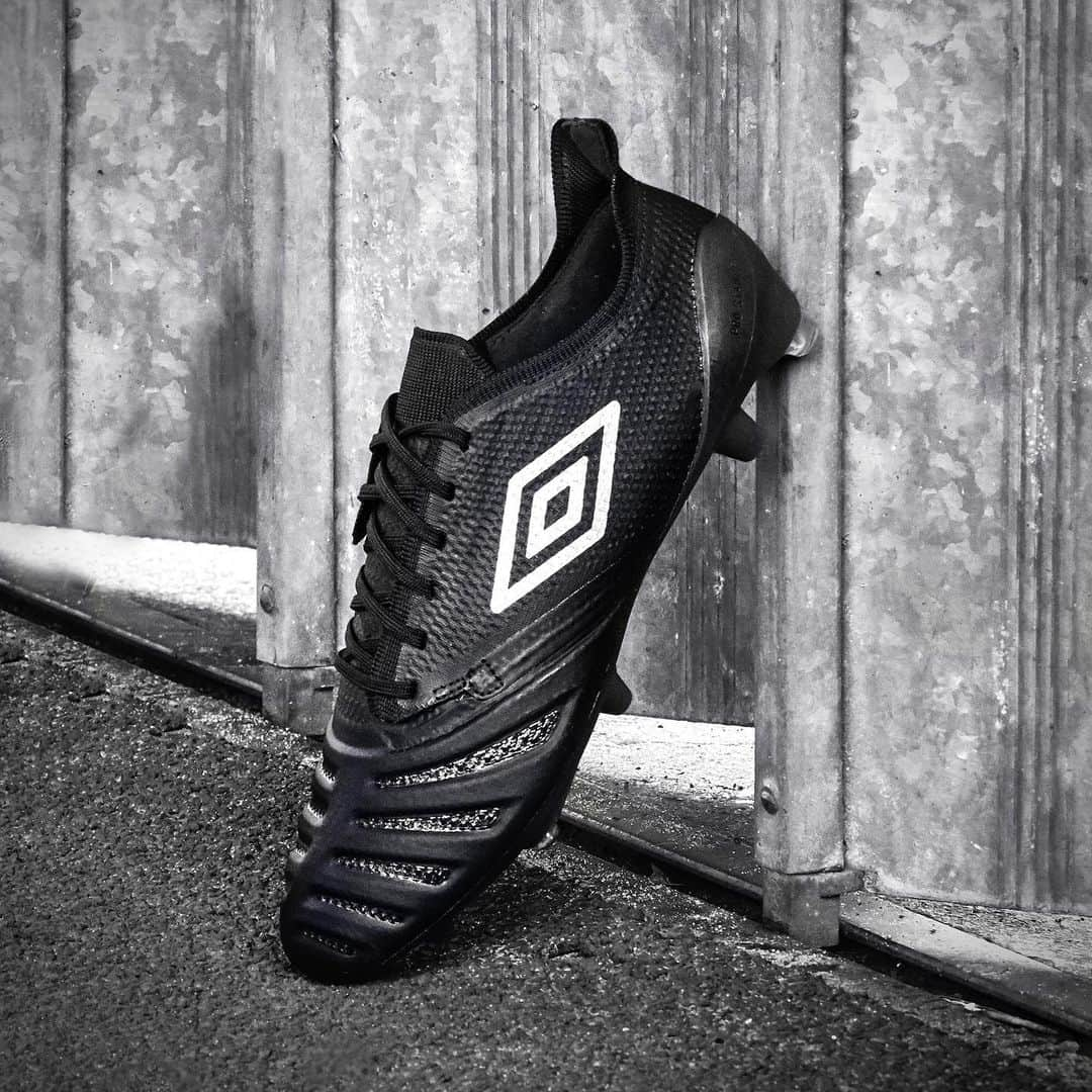 UMBROさんのインスタグラム写真 - (UMBROInstagram)「🚨On Sale Now🚨| To celebrate the release of UX Accuro 3 in ⚫️⚪️, we’ve got one pair to give away. All you have to do is follow @umbro, tag 2 friends and comment with your shoe size. T&Cs below 👇 . .  The competition is open to residents of all countries, except for employees of Umbro. The competition is free to enter and no purchase is necessary. The competition winner will receive one pair of UX Accuro 3 boots in Black and White. The opening date is Friday 26th July at 9am (UK). The closing date is Monday 29th July at 11.59pm (UK). Entries received after this time will not be accepted. Winners will be chosen at random on Tuesday 30th July 2019. The winner will be notified via Instagram Direct Messaging shortly after the draw has been completed. The prize is as stated and cannot be exchanged for a cash equivalent. . #uxaccuro3 #umbro #umbrofootball #football #competition #cleats #cleatstagram #chuteiras #chuteira #soccerboots」7月26日 16時58分 - umbro