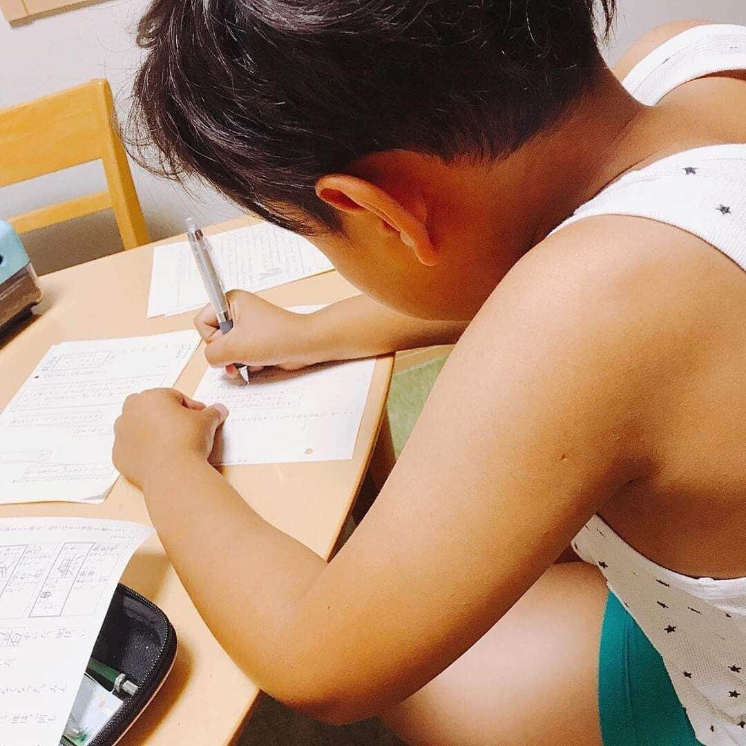 KUMON（公文式・くもん）【オフィシャル】さんのインスタグラム写真 - (KUMON（公文式・くもん）【オフィシャル】Instagram)「. ただいま、「#ハグクモン KUMON×Hugmugインスタキッズフォトコンテスト」を開催中🍉☀️﻿ 今回はご参加いただきました投稿の中から、セレクトした作品を紹介していきます♪﻿ ﻿ こちらは @f.chibiさんの1枚☀️﻿ ﻿ 暑い日も自分の為に毎日頑張ってます‼️﻿ ﻿ @f.chibiさん、﻿ 素敵な投稿ありがとうございます。  コンテストの募集テーマは﻿ 『わが家の学習スタイル』 ﻿ ﻿ @kumon_jp_officialをフォローの上、ハッシュタグ﻿ 「#ハグクモン」﻿ 「#kumonfriends」﻿ の2つをつけて、コメントと一緒に写真を投稿してくださいね✨﻿ ﻿ 応募は7/31(水)まで。﻿ 詳しくは @hugmug_insta をチェック！﻿ ﻿ ※投稿写真は、公式Instagramアカウントの投稿やKUMON BUZZ PLACE WEBサイトにてトリミング、加工の上、使用させていただく場合がございます。﻿ ※画像や動画の無断転載はお断りします。﻿ ※ダイレクトメッセージへの返信はいたしません。﻿ ﻿  #くもん #くもんいくもん #やっててよかった公文式 #公文 #公文式 #ハグマグ #コラボ企画 #コラボ #インスタキッズ #フォトコンテスト #フォトコン #わが家の学習スタイル #勉強中 #宿題 #暑い日﻿ #自分の為 #毎日 #頑張ってます #毎日頑張ってます﻿ #kumon #kumonkids #kumonsmile #hugmug #kids #kidstagram #kidslife #studygram﻿ #kumonfriendsと繋がりたい﻿ ﻿」7月26日 17時00分 - kumon_jp_official