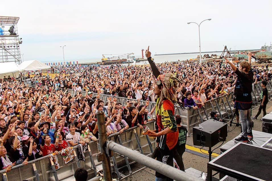 FLOWさんのインスタグラム写真 - (FLOWInstagram)「OGA NAMAHAGE ROCK FESTIVAL vol.10 FLOW5年ぶりに帰還‼️👹 TOTALFATからKuboty(Gt)&Jose(Vo)を迎えて FLOW×GRANRODEO曲「7-seven-」も披露🎸  #男鹿フェス 10周年おめでとうございます🎊ありがとうございました‼️ あと2日最高のフェスになりますように！ #ONRFX #男鹿なまはげロックフェス #TOTALFAT #FLOW」7月26日 17時11分 - flow_official_japan