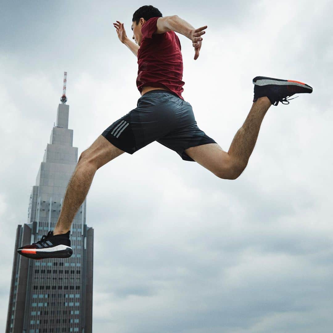 のインスタグラム：「街を自由に駆け抜ける。走ると、何でもできる気がする。 #Pulseboost HDで、次の一歩が、止まらない。 . adidas直営店、オンラインショップにて発売中。 . @louisrault 📸: @stevegdn #FEELTHEBOOST #adidastokyo #アディダス #ランニング #東京」