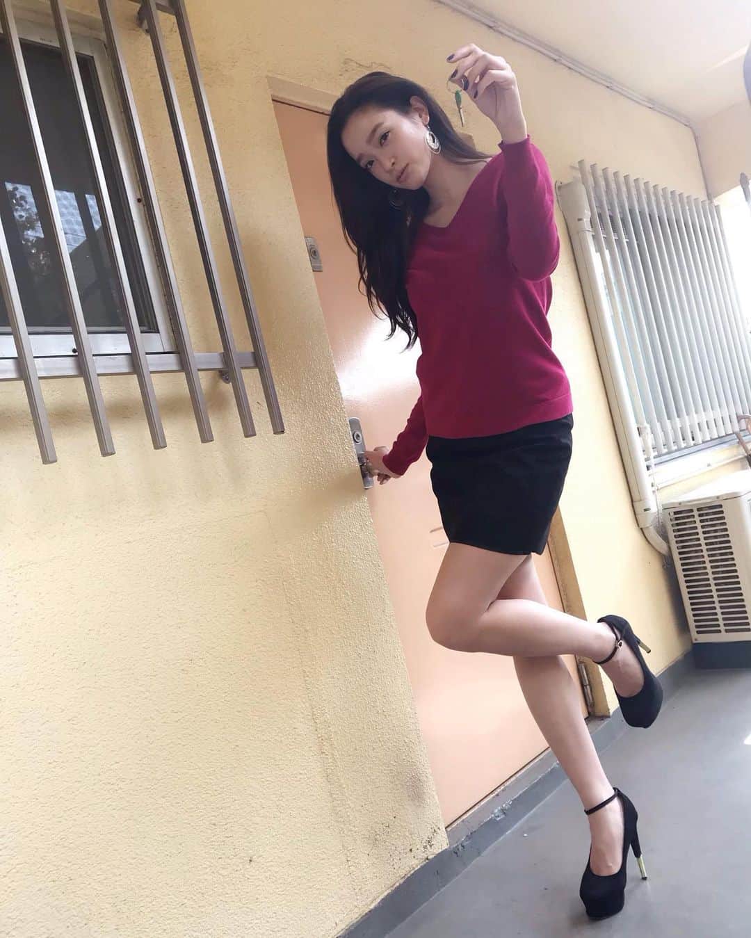 太田麻美さんのインスタグラム写真 - (太田麻美Instagram)「映画「教科書にないッ！6」のオフショット🙌 いよいよ！明日から渋谷HUMAXシネマにて上映開始です！  私は、大楽先生の元彼女 瀬戸紀香役で「教科書にないッ！6」に出演してます👠  そして‼️8/1(木)「教科書にないッ！6」舞台挨拶に出演することになりました😊  上映時間は21時〜22時40分で上映後20分間のトークショーがあります🙌  チケット発売中→https://www.humax-cinema.co.jp/shibuya/news/1426/ プロフィールから飛べます✨ 皆さん是非来て下さい🥰 「教科書にないッ！5&6」 渋谷HUMAXシネマにて7/27(土)〜8/1(木) 6日間限定公開‼️(全日レイトショー公開) ■Part5⇨7/27,7/29,7/31 ■Part6⇨7/28,7/30,8/1  #映画 #教科書にないッ #瀬戸紀香 #太田麻美」7月26日 17時15分 - asami0523