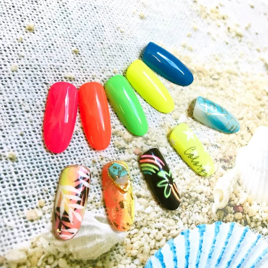 LEAFGEL PREMIUMさんのインスタグラム写真 - (LEAFGEL PREMIUMInstagram)「. 夏ネイルにおすすめの#ネオンシリーズ 🌈🌴 . 左から順に #201 ソレイユ・トマト #202 ソレイユ・カロットゥ #203 ソレイユ・ポワヴロン #204 ソレイユ・シトロン #205 ソレイユ・ヌムブリエパ を使用したネイルアートです😊 . どのカラーも眩しいくらいの鮮やかさです✨ 夏ネイルにとってもおすすめ❣️ . 塗りやすくアートしやすいテクスチャーです！ ぜひお試しください💖 . カラーはswipe▷ . . #リーフジェルプレミアム #リーフジェル #leafgelpremium #leafgel #ネイルアート #ネイルデザイン #夏ネイル #ネオンカラー #ネオンカラーネイル #ネオンネイル #カラフルネイル #ピンクネイル #オレンジネイル #グリーンネイル #イエローネイル #ブルーネイル #サマーネイル #ニュアンスネイル #ネオン管ネイル #リーフネイル #星ネイル #パームツリーネイル #美甲 #美甲設計」7月26日 17時21分 - leafgel_premium