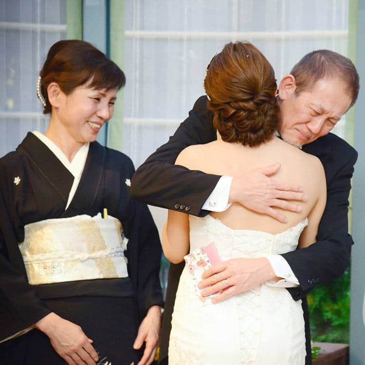 ホテルモントレウェディング【公式】 のインスタグラム：「♥ ￣￣￣￣￣￣￣￣￣￣ @montereyweddingをフォローして 『 #モントレ花嫁 』『 #ホテルモントレ』の タグをつけて投稿してくださいね＊*. . ご家族の『愛』が伝わる素敵な一枚ですね♡*. 大切な一日、スタッフ一同 精一杯サポートさせて頂きます！ . ◆ホテルモントレ公式HPはこちら* https://www.monterey-wedding.jp . #モントレ #モントレ花婿  #プレ花嫁 #卒花 #weddingdress #プラコレ #ウエディングニュース #marryxoxo #wedding #dress #結婚式場 #日本中のプレ花嫁さんと繋がりたい #ブライダルフェア #結婚式 #パーティ #披露宴 #2019年春婚 #2019年夏婚 #2019年秋婚 #2019年冬婚 #ホテルウェディング #dressy花嫁 #marry花嫁  #weddingparty #flower #パーティー #ウェディングドレス」