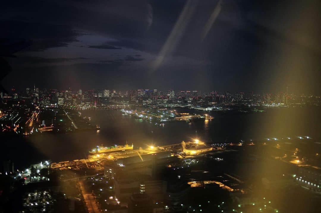 大杉隼平さんのインスタグラム写真 - (大杉隼平Instagram)「街。  無数の光。どれだけの人がこの街にいるのだろうか。  1つの光の中で皆色々を抱え過ごしている。  そう思うと自分も頑張ろうと力が湧いてくる。  また次の街へ。  #写真 #光 #東京 #旅 #ライカ #ズミルックス #大杉隼平 #photography #tokyo #leica #journey #summilux #shumpeiohsugi」7月26日 17時21分 - shumpeiohsugi_photographer