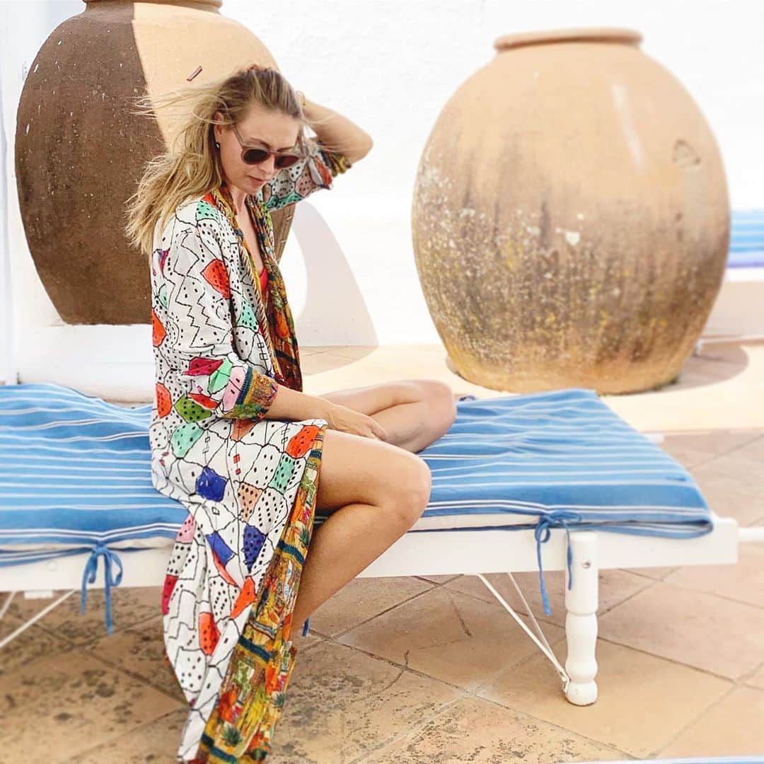 マリア・シャラポワのインスタグラム：「When your instagram grid is still on vacation ☀️😂 In the perfectly made, reversible beach robe 👘 by @chufy 😘」