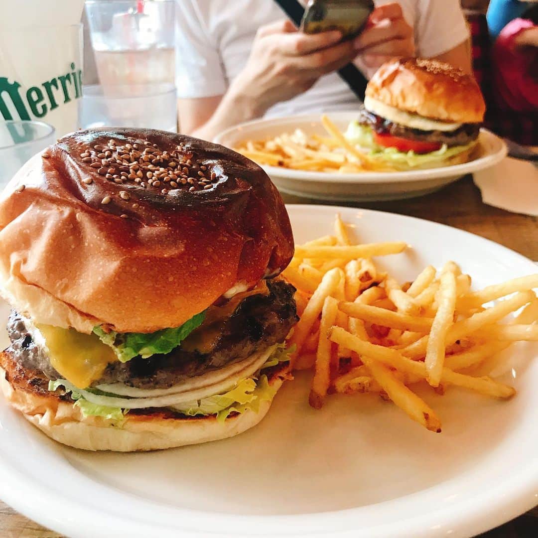 赤谷奈緒子のインスタグラム：「🍔🍔 . #lunch #🍔 #🍟 #hamburger #アボガドチーズバーガー🧀💕」