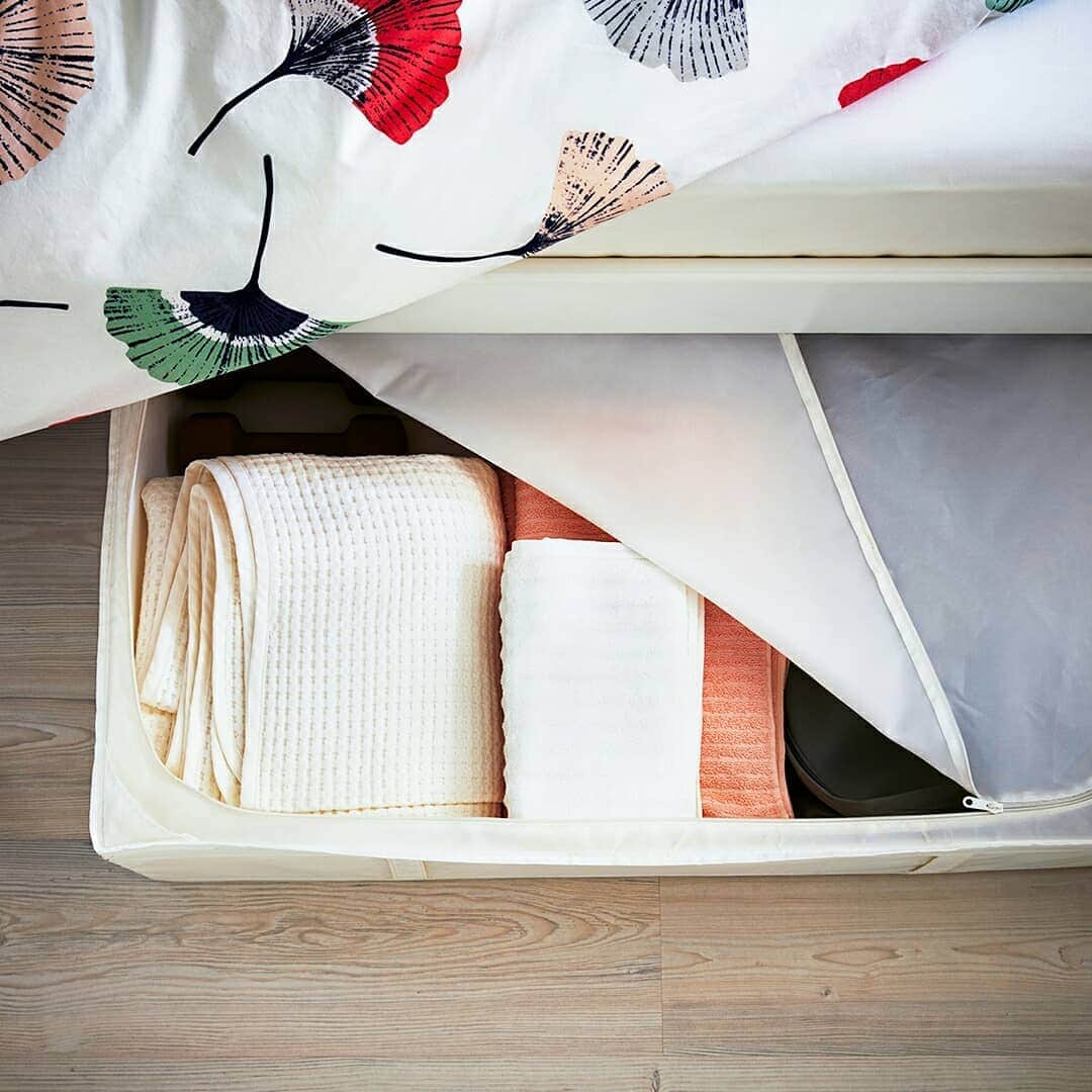 IKEA Austriaさんのインスタグラム写真 - (IKEA AustriaInstagram)「Positioniere dein Bett mittig und mach es zum Zetrum deines Schlafzimmers. 🙏😌 #IKEAat // TOVSIPPA Bettwäscheset, 3-teilig, weiß, geblümt, 240x220/50x60 cm € 24,99」7月26日 17時27分 - ikeaaustria