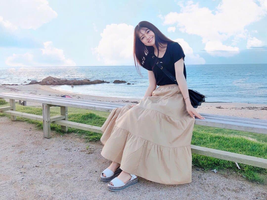 本村碧唯さんのインスタグラム写真 - (本村碧唯Instagram)「今年初の海🏖 見ただけやけどね笑 . お父さんのお友達に誘ってもらって お父さんとお酒を楽しむバスツアーに参加してきたよ！ 「いとしまSUNSET BEER BUS」 夕方に天神出発して30分で糸島まで行って 海を見ながら夕日を見ながら 軽食とお酒を楽しんでゆっくりお話ししながら 大人な時間を過ごしました☺️🌼 . 最&高🥳 また行きたいな〜」7月26日 17時29分 - aoi0531.m