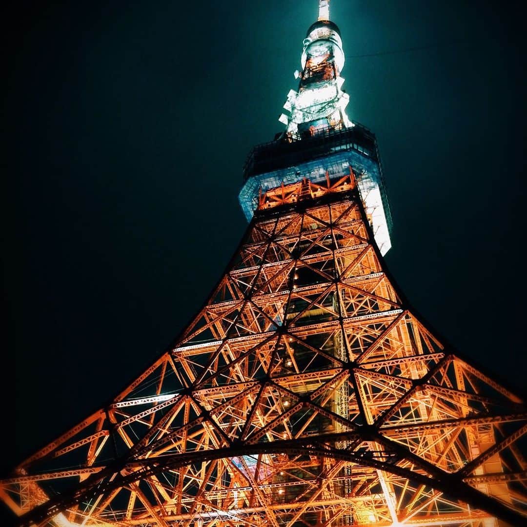 川崎麻世さんのインスタグラム写真 - (川崎麻世Instagram)「東京の夜には矢張り東京タワーがよく似合う🗼 特にお台場から見た港区辺りのビル群に存在感バリバリの東京タワーがそびえ立つ姿は大スターのオーラギラギラ✨🗼✨ 大尊敬します💦」7月26日 17時46分 - mayokawasaki
