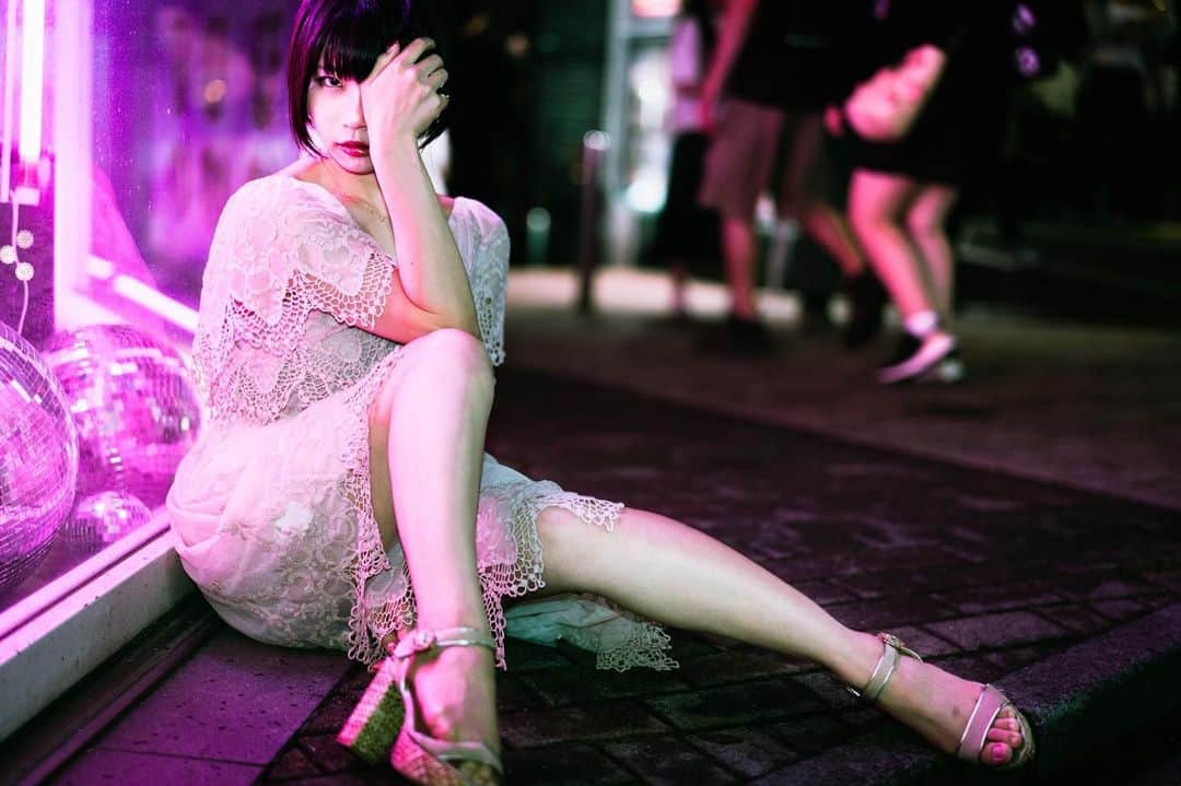 白波瀬ミキティ。さんのインスタグラム写真 - (白波瀬ミキティ。Instagram)「neon. . . . . . . . .  #fashion #fashiongram  #streetphotography  #渋谷 #shibuyatokyo  #beautifulgirl  #東京カメラ部 #nightscape  #portraitofjapan  #tokyotokyo  #instagood  #photooftheday  #ピンクネオン #グラビアアイドル #マシュマロボディ  #インスタグラビア #インフルエンサー #influencer  #streetphotocolor  #shooting  #beauty  #instagramjapan  #IGersJP  #as_archive  #indies_gram  #Ray_moment  #人像攝影 #모델  #사진」7月26日 17時38分 - mikity_me