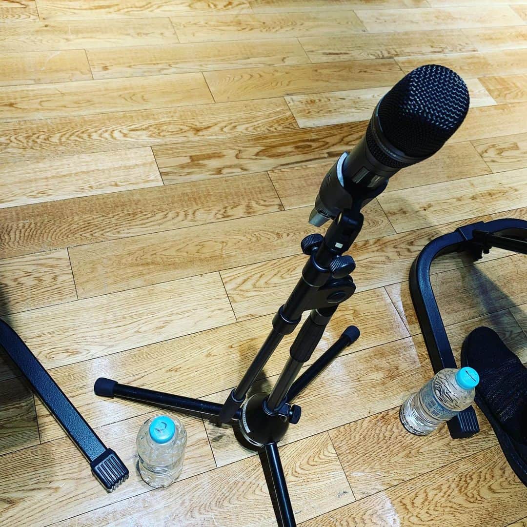 黒沢薫さんのインスタグラム写真 - (黒沢薫Instagram)「リハーサル中の風景。酒井の足。 #todayswork #reheasal #thegospellers #microphones #music #soul #rb #singer #lovelife #instaview #instagood」7月26日 17時43分 - kaorukurosawa_lovelife