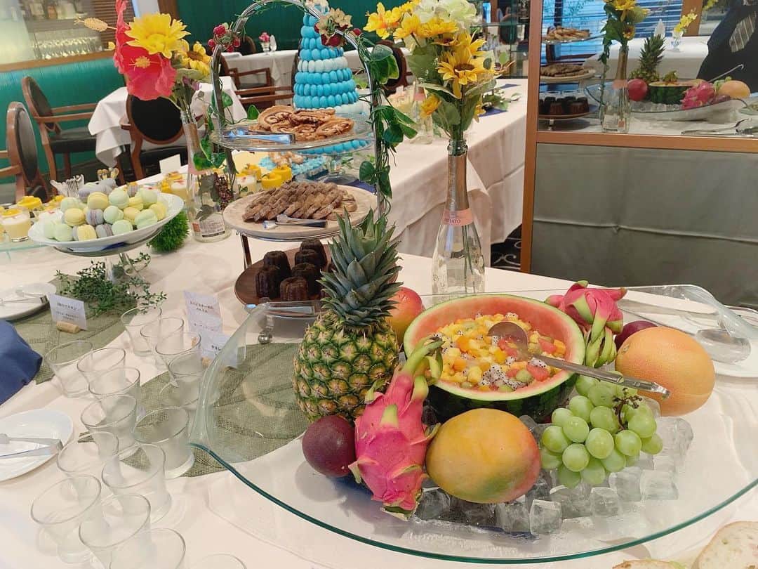 リストランテ カノビアーノ福岡さんのインスタグラム写真 - (リストランテ カノビアーノ福岡Instagram)「. ✨サマーデザートブッフェのお知らせ✨ . 明日27(土)はサマーデザートブッフェ最終日です。 キャンセルが出ました為、お席に空きがございます。 ご来店ご希望のお客様は お電話にてお問い合わせくださいませ✨ . 南国デザートをテーマにパッションフルーツ マンゴーなどの夏の果物をふんだんに 使用したデザートに加え、 パスタやピザ、サンドイッチなどの軽食もご用意してます。 ご来店のお客様は、ぜひお腹を空かせてご来店ください☺️！ . . 15:00～16:30ＣＬＯＳＥ . 【料金】 お一人様3,000円(税・サービス料込み) . . #カノビアーノ福岡 #リストランテカノビアーノ福岡 #レストラン #restaurant #福岡レストラン #福岡グルメ #グルメ #福岡 #天神レストラン #天神 #大名 #天神ディナー #ランチ #lunch #自然派イタリアン #記念日 #女子会 #誕生日 #食べ物好きな人と繋がりたい #サマーデザート#デザートブッフェ#トロピカルフルーツ」7月26日 17時54分 - restaurant_canoviano