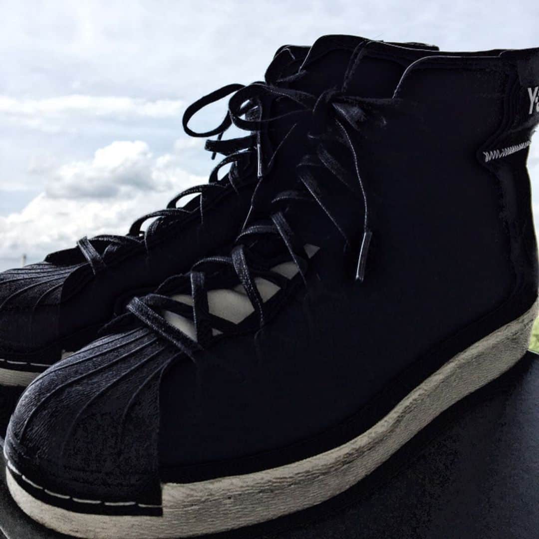 千葉翔也さんのインスタグラム写真 - (千葉翔也Instagram)「シンプルで合わせやすい👟 正月に買ったのに、最近まで温存してしまった。  #スニーカー #sneaker #黒スニーカー #sneakers #ハイカットスニーカー #セール戦利品 #y3 #y3yohjiyamamoto」7月26日 17時55分 - shoya_chiba_official