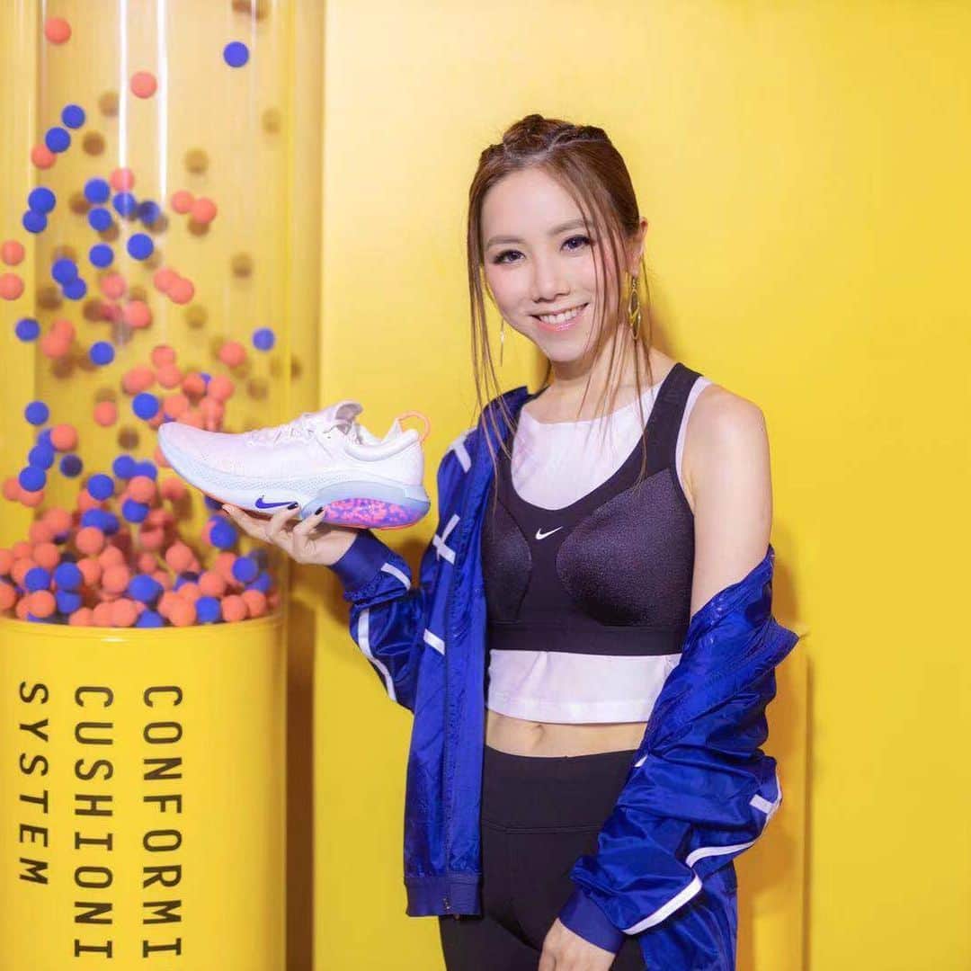 Vogue Taiwan Officialさんのインスタグラム写真 - (Vogue Taiwan OfficialInstagram)「#voguefashionnow  讓鄧紫棋 @_gem0816 一穿上就捨不得脫下的 @nike 最新Joyride跑鞋，嬌小女孩穿起來也很帥氣❤️ Nike Joyride Run Flyknit跑鞋適用於不同階段的跑者，對於經驗豐富的馬拉松跑者，可用於他們的日常放鬆跑訓練；而對於那些入門跑者，輕鬆的腳感能幫助他們更好地探索跑步的樂趣。  #NIKE #nikejoyride #enjoytherun #鄧紫棋 #gem #NewSneaker #sneakers」7月26日 17時48分 - voguetaiwan