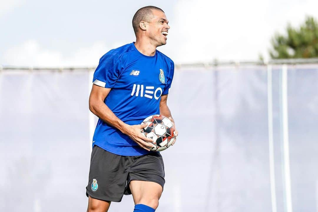 ペペさんのインスタグラム写真 - (ペペInstagram)「Bom dia 🌞 . #P3P3 #SomosPorto #Portugal #FCPorto #Umbro #PreSeason」7月26日 17時50分 - official_pepe