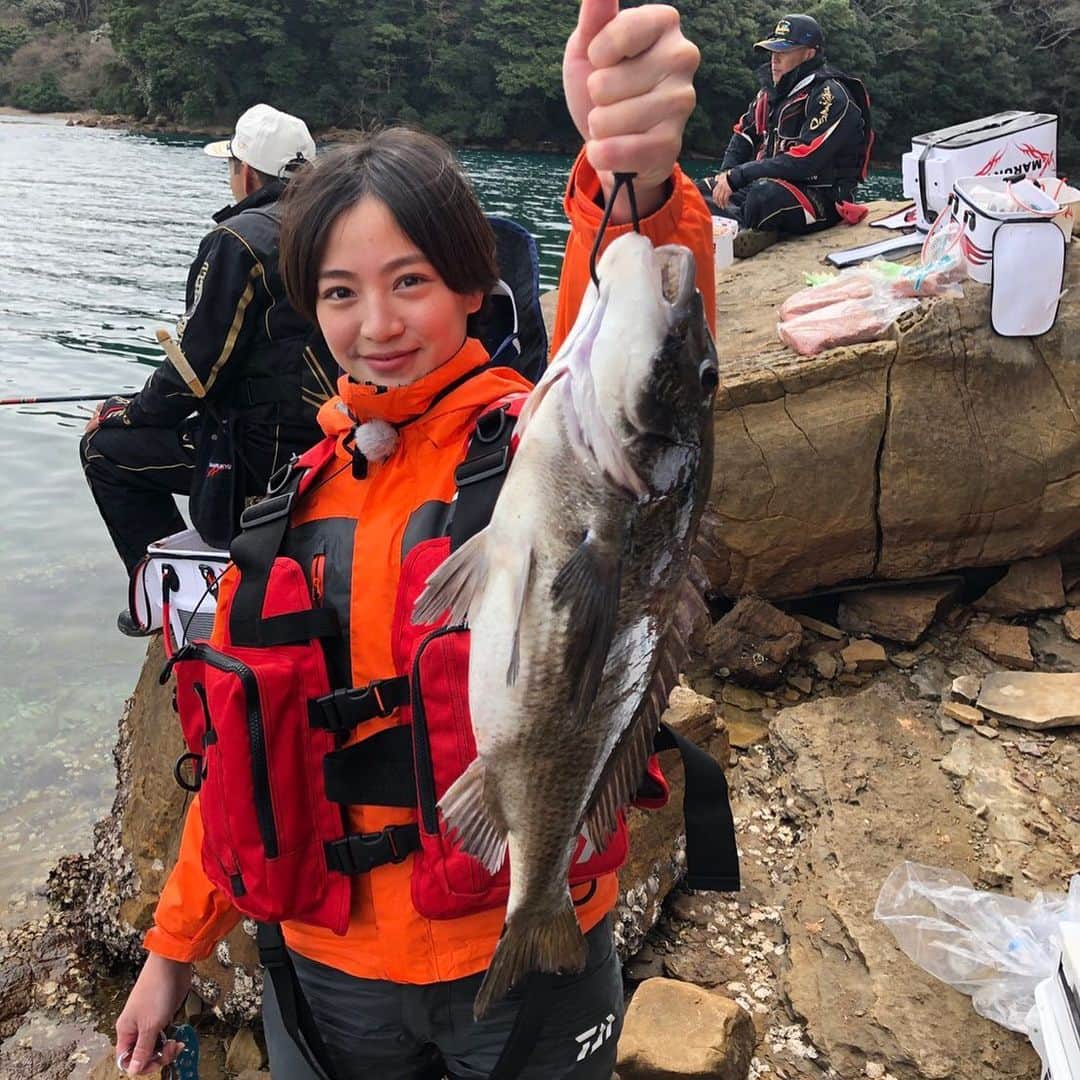 矢野由希子のインスタグラム：「いつしかのフカセ釣り🐳 チヌだよ。 ジョーさんが投げてくれた竿を 持ってたらかかったんだよ。 パニックしたよ。 #城島健司 #小林一史 #JTV #RKB #チヌ #チヌ釣り #フカセ釣り #釣りるれろ」