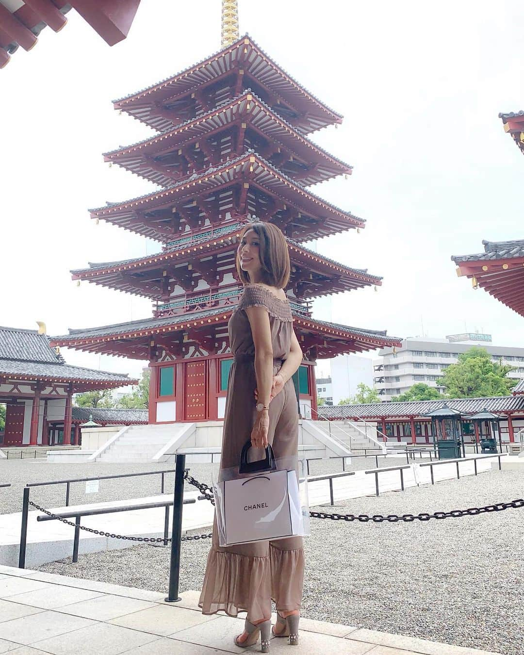 宮田綾子さんのインスタグラム写真 - (宮田綾子Instagram)「ハイヒールLOVERS Ayako⁑  四天王寺 五重の塔  #ハイヒールLOVERS #宮田綾子 #大阪 #四天王寺 #五重の塔 #大阪旅行 #大阪観光 #osaka #osakajapan #trip #japan #japantrip #temple #stellaviana #夏コーデ #オフショル #パンツスタイル #ママコーデ #ママファッション #code #ootd #夏休み #夏休み旅行」7月26日 17時51分 - ayako__miyata