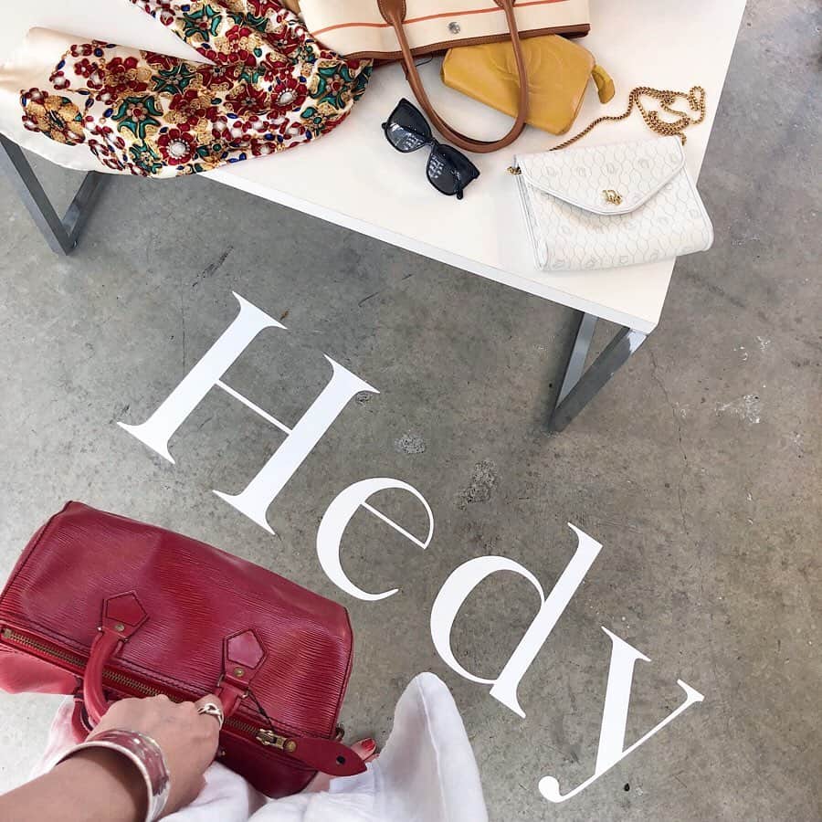 のインスタグラム：「. . . 噂の vintage shop Hedy《 @hedy_japan 》が 大阪にて 3日間限定POPUP STOREを 開催するという のを聞きつけて さっそくお邪魔してきましたー❤︎❤︎ . . いつも ネットやインスタでチェックしてた  #chanel や #louisvuitton  #hermes などの ハイブランドの ヴィンテージ品を  実際に手にとってみれて 大満足☺︎ . . . 大人になるにつれて いい品を持ちたい 気持ちが出てきましたし、 良さも分かるようになってきた気がします。。😌♡ . . . ブランド ディレクターの @icumioohama さんにもお会いできてhappy😘 . . アクセサリーを買おう！ って決めていってて、かわいいのがありすぎ、 色々迷ってる私に凄く優しくアドバンスしてもらい、、 . 3枚目でつけてる CHANELのパールが上品な イヤリングをこの日は 連れて帰りました❤︎ . . . . 【DATE】 7/26(金) 15:00-20:00 7/27(土) 11:00-20:00 7/28(日) 11:00-17:00 . . 📍【PLACE】 LINE-UP STORE 大阪西区南堀江1-5-8 リバーレジデンス WEST1Ｆ . . . . . . #Hedy #HedyOSAKAPOPUP #エディ」