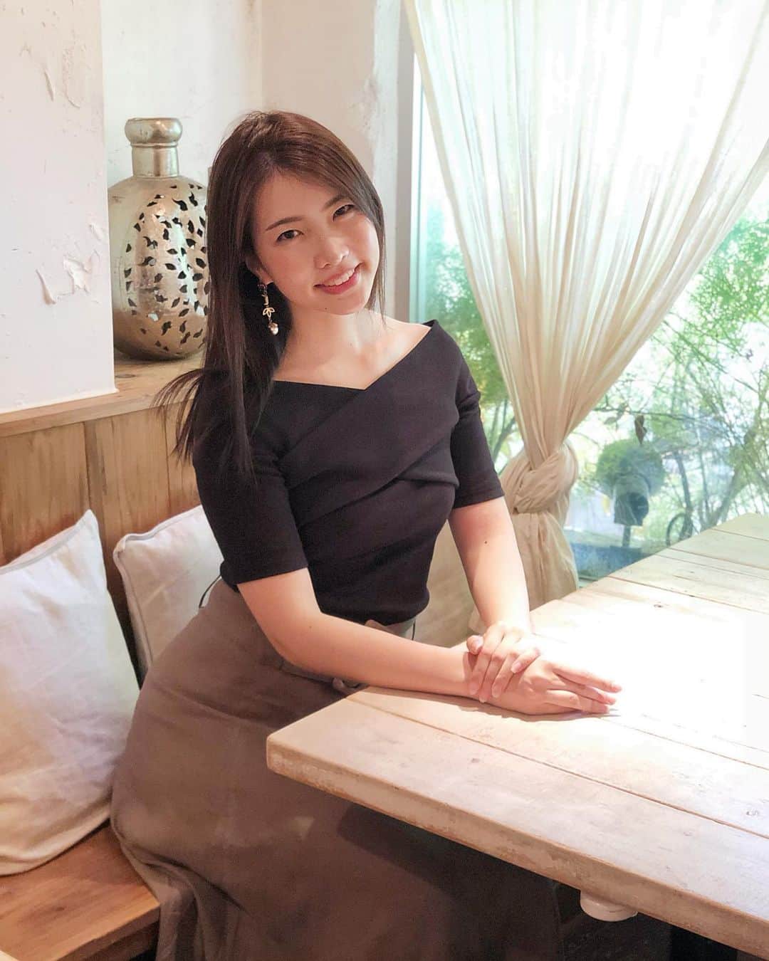 のインスタグラム：「ワクワクする挑戦。 . もう少しで皆さんにお知らせできるチャレンジがあります。 . 日本を知ることも大事。 . 海外にでてさまざまな価値観や景色を目で見て肌で感じることも大事。 . これからますます楽しみだな🌸 . 今日ゆりさんに撮っていただいた写真がすごくお気に入り。 . 素敵に写真を撮ることができると喜んでもらえるから私も写真撮るの上手くなりたいな。ゆりさんありがとうございました💕 . #japanesemodel #asianmodel #japanese #model #高身長女子 #175cm #モデル #タレント #司会 #cafe #新宿 #tokyo #japan #チャレンジ」
