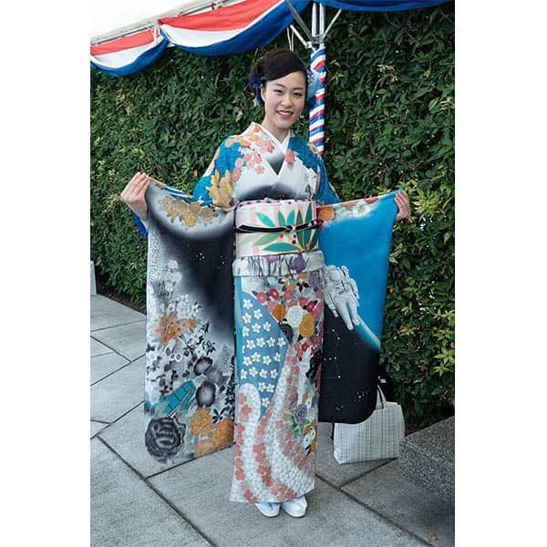 のインスタグラム：「先日の🇺🇸大使公邸での独立記念日レセプションで見かけた、素晴らしいお着物👘 なんと、振袖に宇宙飛行士👨‍🚀やフィルム🎞が施されているお着物なんです👀 とっても似合っていて素敵でした✨ . #usa #america #reception #kimono #art #apollo50 #moonlanding50 #july4thintokyo #usindependenceday #nasa #jaxa #happybirthdayamerica #fashionista #fashion #japanese #traditional #着物 #日本 #宇宙 #独立記念日 #ファッショニスタ #オシャレ #日本伝統 #kimonoプロジェクト #融合」