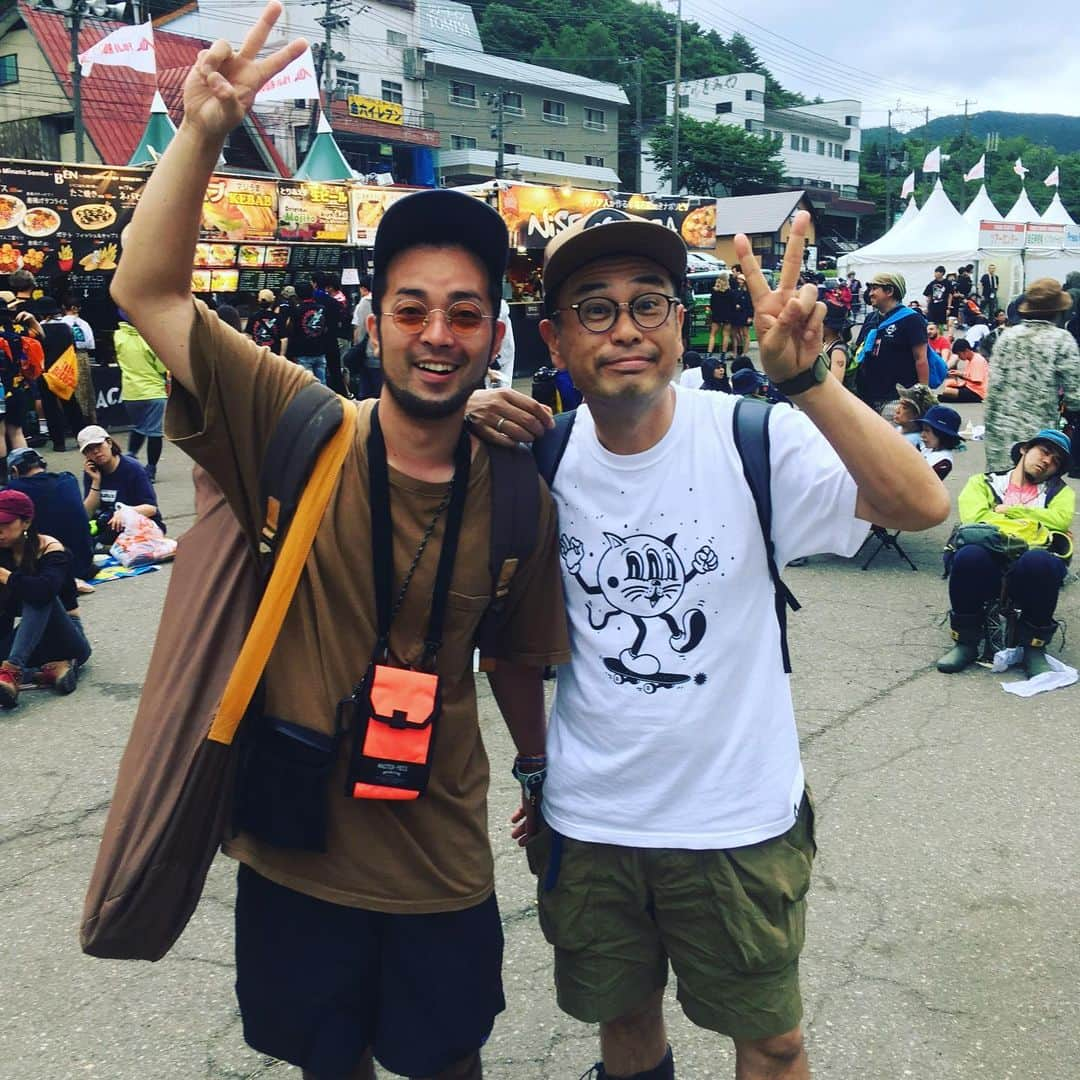 中島ヒロトさんのインスタグラム写真 - (中島ヒロトInstagram)「到着しました。  パス交換所でまず、TTとバッタリ。その後、会場へ。移動疲れの顔（笑）。バスの混み具合などで予定より1時間ほど遅れましたが、今年も無事に。とりあえずのビールを持って、初日は最初からグリーンステージで。ジャネモネ、派手なステージ、ファンク満載でカッコいい。このまま、エルレ、ケミカルと、今日はゆっくり。  #fujirock2019  #苗場スキー場  #janellemonae  #ellegarden  #thechemicalbrothers  #802expo  #802rm #workdaysbecameplaydays」7月26日 17時57分 - djhirotonakajima